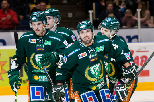 Färjestads Milan Gulas (främre h) gör hat-trick och