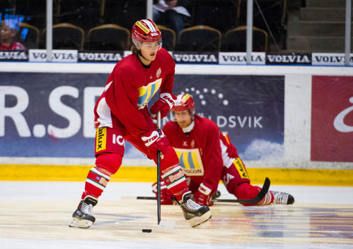 Modos William Nylander värmer upp innan ishockeymatchen i