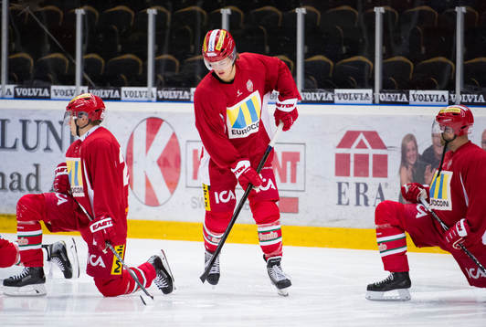 Modos William Nylander värmer upp innan ishockeymatchen i
