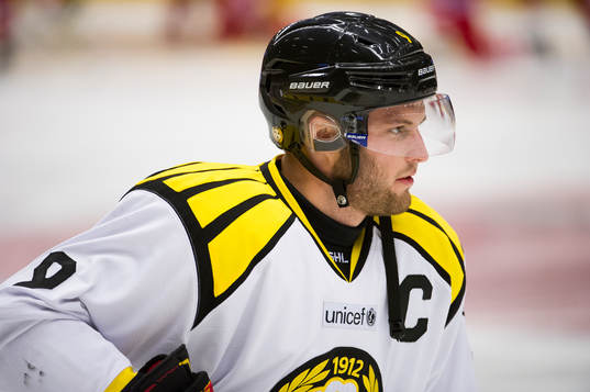 Brynäs Niclas Andersén värmer upp innan ishockeymatchen