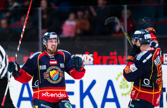 Djurgårdens Mikael Ahlén (v) firar sitt 4-2 mål i öppen