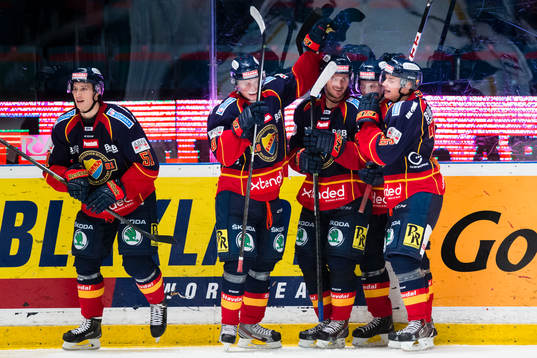Djurgårdens Vjatjeslav Trukhno gör 3-1 och gratuleras av