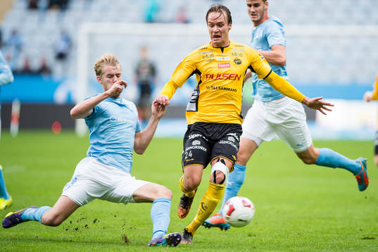 Malmö FFs Filip Helander bryter boll av Elfsborgs Viktor