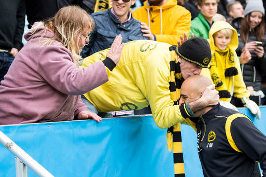 Elfsborgs tränare Jan Mian får en puss på huvudet av en