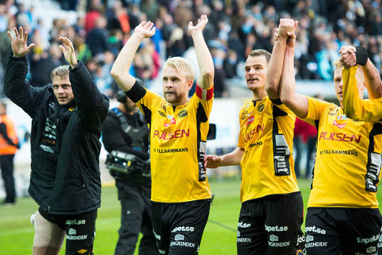Elfsborgs spelarna med Johan Larsson (mitt i bild) tackar
