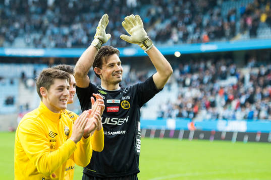 Elfsborgs målvakt Kevin Stuhr Ellegaard jublar