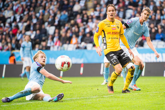 Malmö FFs Filip Helander bryter boll framför Elfsborgs