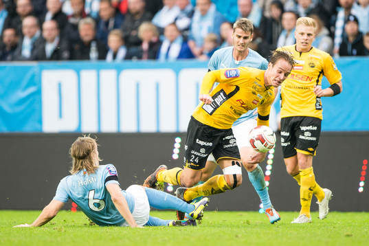 Elfsborgs Viktor Prodell stoppas av Malmö FFs Markus