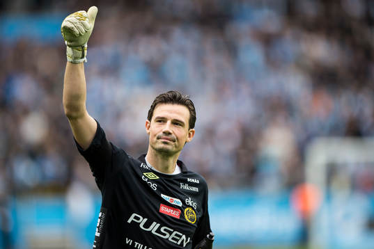 Elfsborgs målvakt Kevin Stuhr Ellegaard gör tummen upp