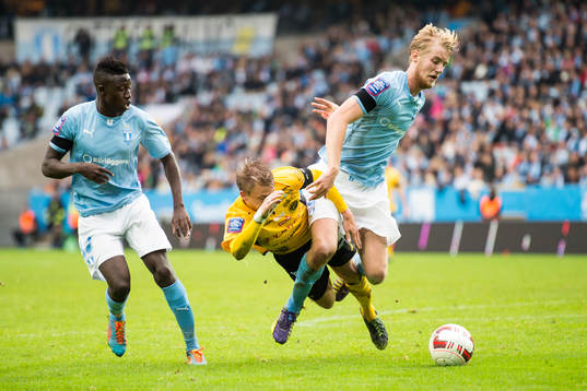 Kampen mellan Malmö FFs Filip Helander och Elfsborgs Simon