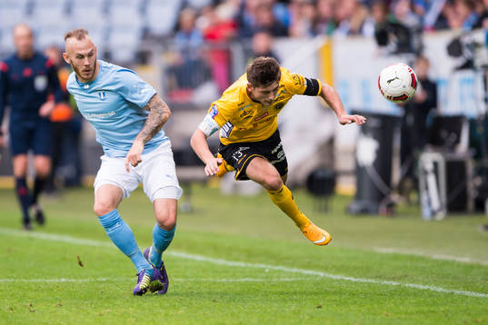 Malmö FFs Magnus Eriksson trycker ut både boll och