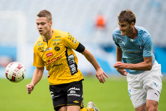 Elfsborgs Viktor Claesson jagas av Malmö FFs Johan Hammar