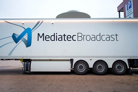 Mediatec Broadcasts sändningsbil utanför arenan
