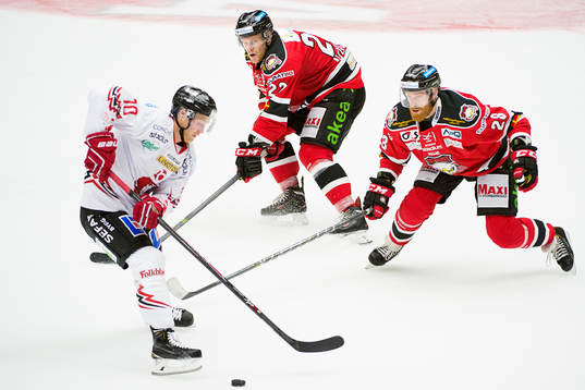 Malmö Redhawks Jeremias Augustin och Jens Olsson bevakar