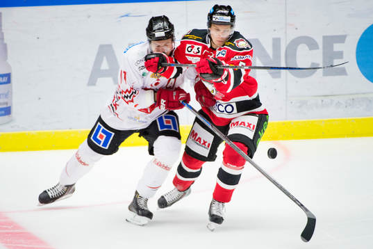 Malmö Redhawks Sebastian Strandberg (th) i kamp om pucken