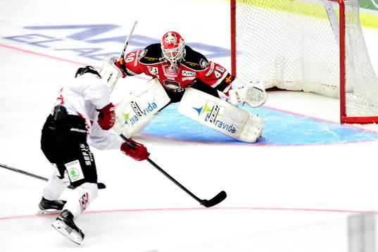 Vita Hästens Viktor Amnér kommer fri mot Malmö Redhawks