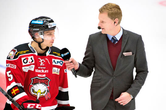 Viasats kommentator Niklas Jihde intervjuar Malmö Redhawks