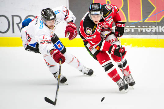 Vita Hästens Morgan Hassel jagar Malmö Redhawks Tony