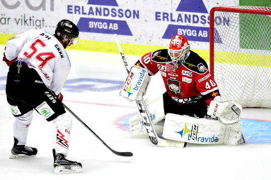 Vita Hästens Adam Schmidt kommer fri mot Malmö Redhawks