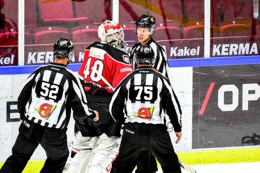 Malmö Redhawks målvakt Pontus Sjögren blir arg på