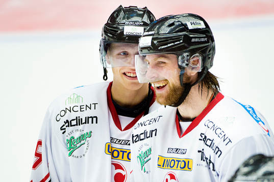 Vita Hästens Kalle Olsson och Robin Dahlström  firar