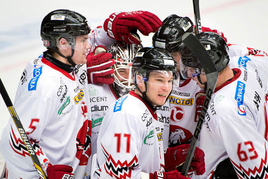Vita Hästens målvakt Johannes Jönsson kramas om