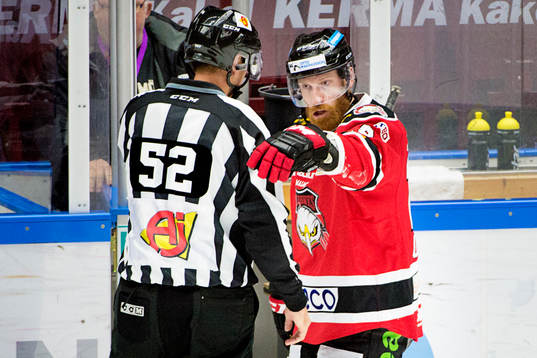 Malmö Redhawks Fredrik Storm i diskussion med en av