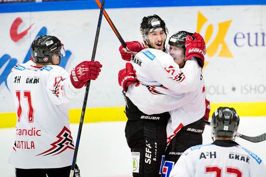 Vita Hästens Anton Brehmer firar han gjort 0-1 med Joakim