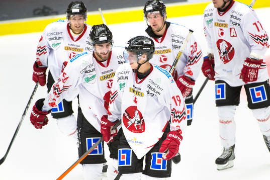 Vita Hästens Anton Brehmer firar 0-1 med Adam Schmidt (th)
