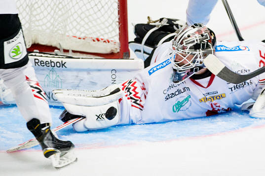 Vita Hästens målvakt Johannes Jönsson räddar