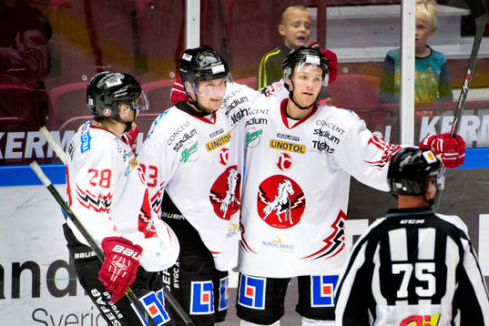 Vita Hästens Wilhelm Westlund och Viktor Amnér kramar om