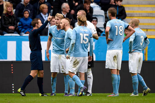 Malmö FFs Filip Helander och Magnus Eriksson  protesterar