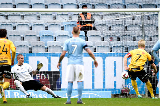 Elfsborgs Johan Larsson gör 1-1 på straff bakom Malmö