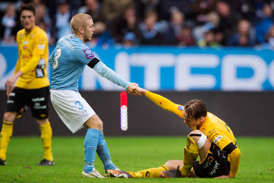 Malmö FFs Anton Tinnerholm hjälper Elfsborgs Viktor