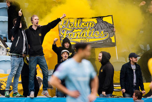 Elfsborgs supportrar jublar och sprider rök samtidigt som