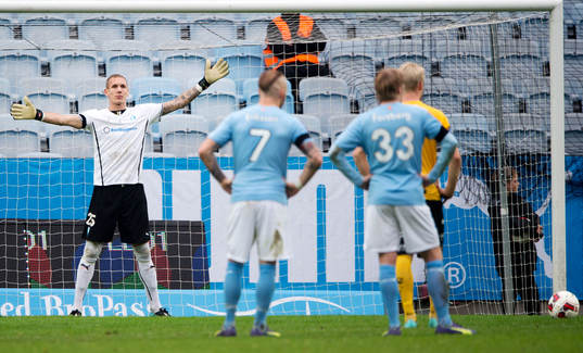 Malmö FFs målvakt Robin Olsen gör sig stor innan