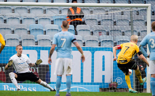 Elfsborgs Johan Larsson slår in 1-1 på straff bakom