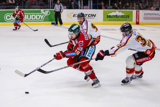 Frölundas Mattias Janmark jagas av Luleås Per Ledin och