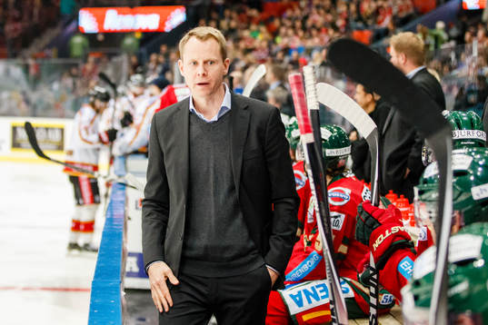 Frölundas assisterande tränare Robert Ohlsson i båset