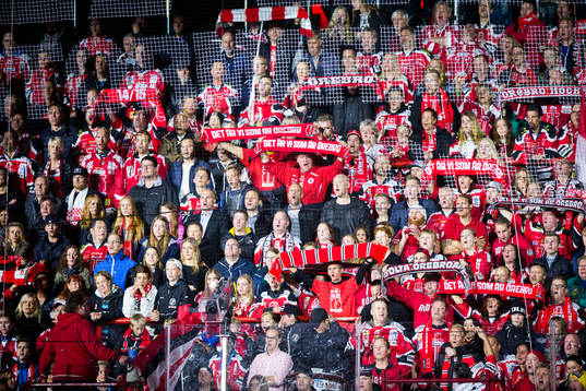 Örebros hemmapublik sjunger och håller upp flaggor