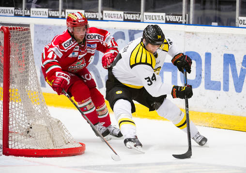 Brynäs Daniel Brodin jagas av Modos Oscar Hedman