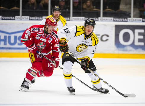 Brynäs Anton Rödin jagas av Modos Per-Åge Skröder