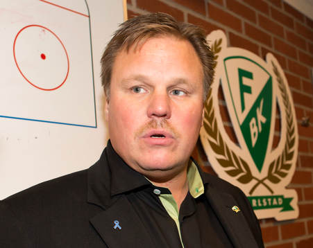 Färjestads sportchef Leif Carlsson i omklädningsrummet