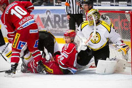 Modos William Nylander framför Brynäs målvakt Bernhard