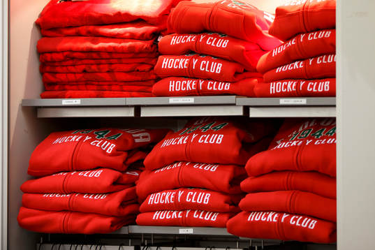 Frölundas souvenirshop innan ishockeymatchen i SHL mellan