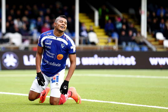 Åtvidabergs Ricardo Santos ser glad ut