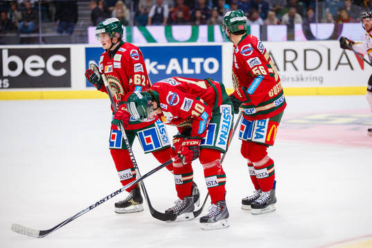 Frölundas Mattias Janmark får hjälp av isen