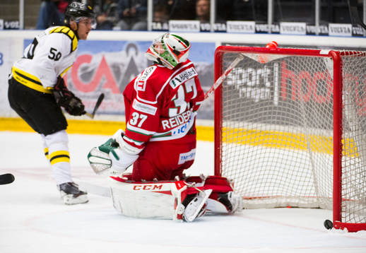Brynäs Sebastian Enterfeldt gör 1-2 bakom Modos målvakt