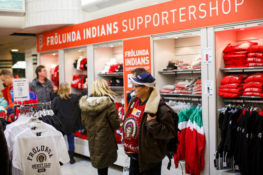 Frölundas souvenirshop innan ishockeymatchen i SHL mellan