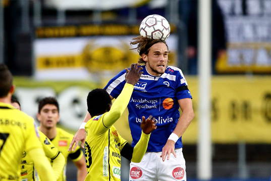 Åtvidabergs Tom Pettersson nickar och har svart sorgebindel